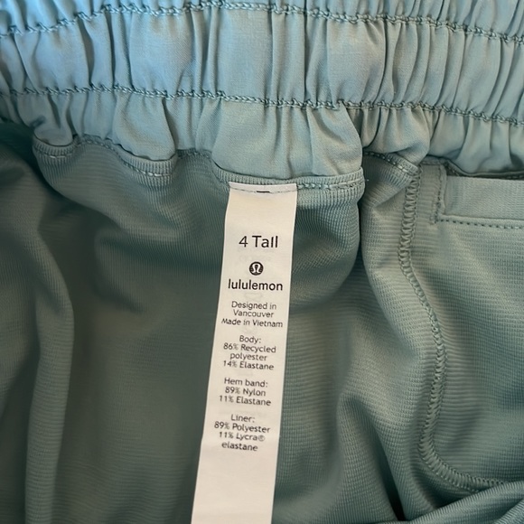 Lululemon Hotty Hot LR (low rise) Short 4" SIZE 4 HAZY JADE (DISCONTINUED COLOR) - Picture 5 of 7